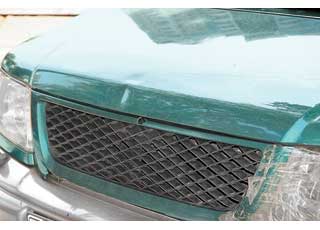 Повреждения открывающихся частей кузова и расположенных рядом деталей могут свидетельствовать о том, что машина была угнана.