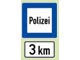 Указатель под табличкой «Polizei» информирует о расстоянии до ближайшего полицейского пункта. 