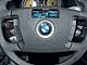 BMW 745. Дисплей головного устройства интегрировали в руль, сохранив функциональность airbag.
