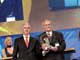 Президент Ford of Europe Джон Флеминг (слева) сейчас получит приз International Van of the Year'2007 из рук председателя жюри Питера Виманна.