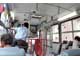 В городских автобусах Рио рядом с кондуктором обязательно установлена «вертушка». Для остановки по требованию имеется сигнальный шнурок над поручнем.