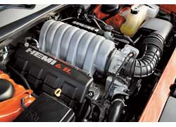 «Атмосферный» 6,1-литровый бензиновый мотор Hemi V8 выдает на-гора 425 л. с.