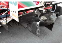 Сломанные передний спойлер и задний диффузор не помешали Сергею занять 7-е место на втором этапе Формулы-3. 