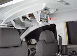 У задних пассажиров Altea Freetrack есть не только подлокотник и откидные столики, но даже 7-дюймовый жидкокристаллический экран, а также вместительные отделения на потолочной консоли.
