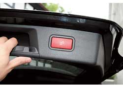 Если в GLK стоит опционная система дистанционного управления дверью багажника, то открыть ее можно с брелока или кнопкой на торпедо, а закрыть – кнопкой в торце двери.