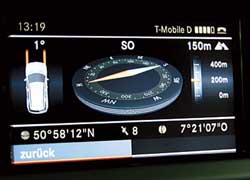 В пакете off-road на монитор можно вызвать компас, альтиметр, GPS-координатор и угол отклонения передних колес.