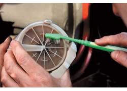 Промыть фильтр грубой очистки бензина можно растворителем для красок и очистителем карбюратора. Механическим помощником может быть капроновая щетка (например, зубная). Наибольший эффект дает жидкость Wynn