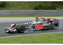 Возможно, именно такие чрезмерные торможения и привели к проколу левого переднего колеса на McLaren Льюиса Хэмилтона.
