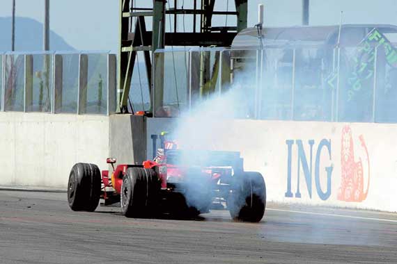 Ключевой момент гонки: Ferrari Фелипе Массы останавливается с отказавшим двигателем за три круга до финиша.