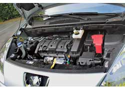 На топовой версии – бензиновый 1,6-литровый мотор в 110 л. с. Под капотом применены шумопоглощающие материалы.
