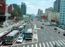 Во время Олимпиады на самых оживленных магистралях пяти китайских городов, принимавших Игры, для транспорта олимпийцев в дневное время суток была зарезервирована левая полоса.