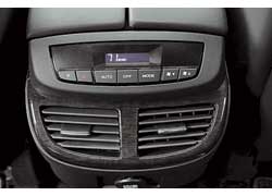 Как и ранее, Acura MDX позволяет задним пассажирам регулировать не только температуру, но и силу обдува. 