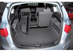 Максимальный объем багажника (1604 л) достигается при сложенных спинках задних сидений. Но ровный пол при этом не получается.