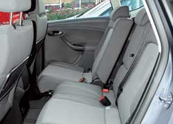 Сдвигая сиденья (по частям!) в диапазоне 160 мм, увеличиваем багажник или добавляем пространства пассажирам. 