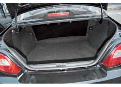 Багажник Nexia объемом 530 л просто огромен, но погрузочный проем мал, а спинки сидений не складываются.