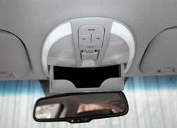 В современных авто рассеянный свет в передней части салона обеспечивается точечными диодами. В Hyundai зажигаются «лунные дорожки».