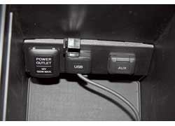 Внизу между сиденьями – розетка на 12В, AUX- и USB-разъемы для внешних аудио-источников 