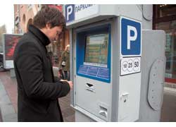 Паркомат дает возможность начать или продлить парковку, заплатить за разблокировку колес, а также пополнить мобильный или интернет-счет. 