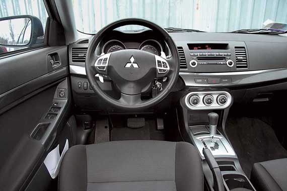 Салон точно такой же, как в седане. Пластик нельзя назвать добротным. Руль не регулируется по глубине, и потому не каждый водитель сможет устроиться удобно. 