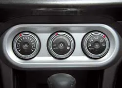 Ближе всего к водителю расположен регулятор температуры. Это удобно, так как остальные &ndash; силы и распределения потоков воздуха &ndash; можно перевести в автоматический режим. 