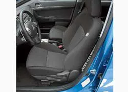 В какой-то мере отсутствие регулировки наклона подушки сиденья компенсируется возможностью изменить a высоту кресла. 