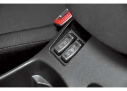 Кнопки двухступенчатого обогрева передних сидений &laquo;спрятаны&raquo; между креслами &ndash; возле бокса.