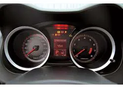 Когда мало бензина и начинает мигать &laquo;лампочка&raquo;, на нее не сразу можно обратить внимание, так как она такого же цвета, как и все остальные обозначения на экране. 