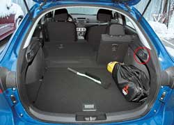 В походном состоянии багажник хэтчбека меньше, чем у седана, &ndash; 288 против 430 л. С более широким проемом и без полки под задним стеклом он практичнее. Чтобы сложить спинки дивана, надо потянуть за соответствующую ручку. 