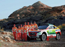 Заводская команда Pepsol Mitsubishi Ralliart накануне «Дакара» сделала маркетинговый ход, сменив название модели с Pajero на Lancer. 