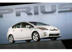 Новая Toyota Prius стала логическим продолжением предшественницы. При этом более 90% деталей гибридной силовой установки были усовершенствованы.