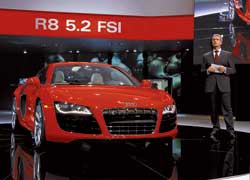С новым 5,2-литровым двигателем V10 FSI среднемоторный суперкар Audi R8 развивает максимальную скорость 316 км/ч.