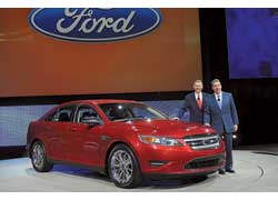 На новый седан Ford Taurus возлагают большие надежды. Под капотом – 3,5-литровый V6 Duratec (263 л. с.).