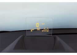 Перед водителем установлен специальный поликарбонатный экран (опция), на который проектируется основная дорожная информация.