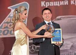 Mercedes-Benz GLK стал лучшим кроссовером года. Приз получает генеральный директор компании «АвтоКапитал» Виктор Степаненко.
