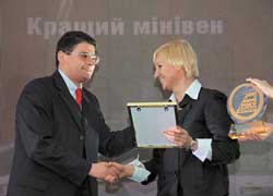 Валерий Ильченко, генеральный директор «Илта», получил поздравления от Ирины Твердовской, генерального продюсера «Первого автомобильного» телеканала, за победу Peugeot 308SW. 