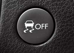 Зимой в виражах можно получить настоящее удовольствие от вождения машины с постоянным полным приводом, нажав на эту кнопку.