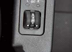 В Subaru приходится нащупывать нужный ролик подогрева между креслами. Зато меняется интенсивность нагрева.