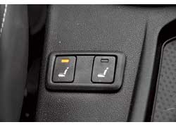 Кнопки подогрева сидений расположены под рычагом стояночного тормоза, поэтому пользоваться ими на ходу неудобно.
