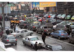 Около тысячи представителей автомобильных клубов Украины на своих машинах 5 февраля заблокировали подъезды к Верховной Раде и Кабинету министров, а также прилегающие к ним улицы, в результате чего в центре столицы образовалась огромная пробка.