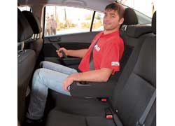 Колесная база Mazda3 не изменилась (2640 мм), поэтому задним пассажирам не стало вольготнее. 