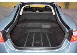 Большая задняя дверь и багажник объемом 330 л делают XKR довольно практичным.