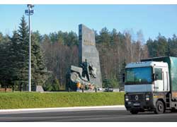 На границе Брянска установлен мемориал погибшим воинам-водителям. Проезжая мимо него, принято сигналить. 