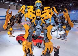 Летом на большие экраны выйдет вторая часть фильма &laquo;Трансформеры&raquo;.