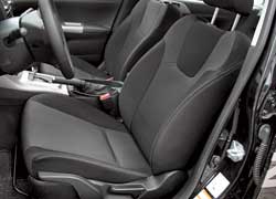 Сиденья обычные, а не спортивные. Зато они оборудованы активными подголовниками. Обивка легко чистится.