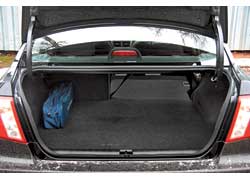 Сложив спинки заднего дивана седана, получаем ровный пол. Ступенька, которая есть в хэтчбеке, отсутствует.