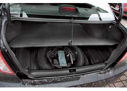 В хэтчбеке пол в поднятом состоянии фиксируется выше. В седане его все равно придется поднимать выше и держать.