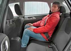 Потолок на голову не давит, а колени касаются спинки переднего кресла, только если в нем сидит довольно крупный человек.