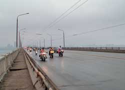 Байкеры Днепропетровска и Запорожья совершили пробег через мост на другой берег Днепра, причем предварительно некоторые из них сняли одежду.