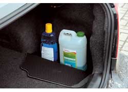 По обеим сторонам багажного отсека &ndash; удобные ниши, в которых можно плотно установить тару с омывателем стекла. Хоть Impreza и расходует его достаточно экономно, запас лишним не бывает.