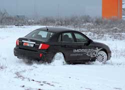 С отключенной системой стабилизации Impreza после небольшой провокации легко уходит в занос. 
